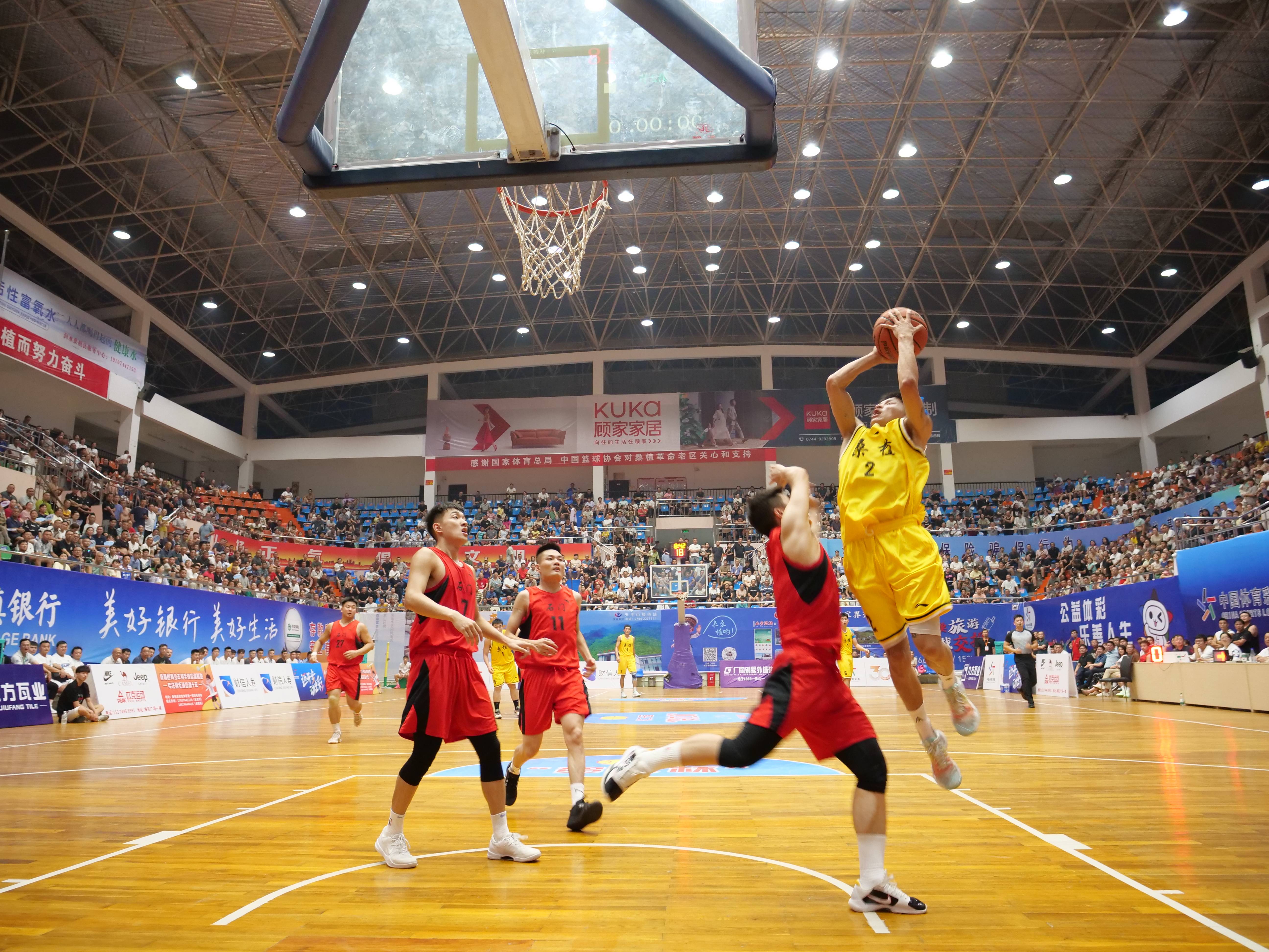 精彩的篮球比赛现场给球迷带来无限热情
